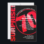 Bold Surprise Birthday Invitation - Red 70th Kaart<br><div class="desc">Deze felle en leuke verjaardagsuitnodiging zal je gasten het belangrijkste laten weten; het is een verrassing! Helder rood op zwart met een gigantische 70 met uw aangepaste tekst voor een winnende verrassingsverjaardagsuitnodiging. De achterkant herinnert hen eraan dat ze moeten schijnen!</div>