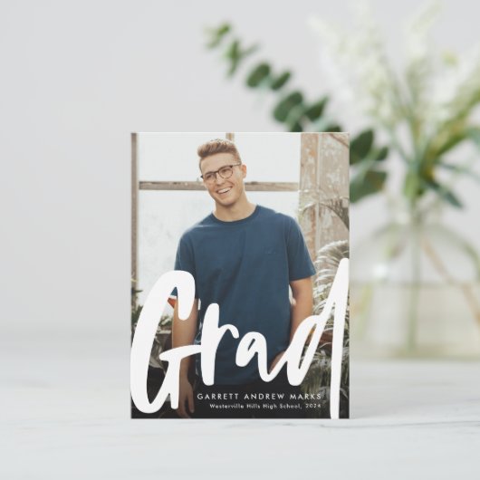 Bold trendy afstudeerder afstuderen nodigt briefka uitnodiging briefkaart (Staand voorkant)