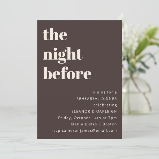 Bold Typography Brown Modern Chic Rehearsal Dinner Kaart (Staand voorkant)