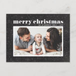 Bold Typography Chalkboard Merry Kerstfoto Feestdagenkaart<br><div class="desc">Vrolijk kerstfeest! Viel de feestdagen met dit klassieke briefkaart van de fotovakantie. Het is voorzien van retro-gewaagd typografie met sneeuw- en sneeuwvlokpatroon op een faux-alkboardachtergrond. Personaliseer door namen,  groet en foto toe te voegen. Dit moderne kerstbriefkaart is verkrijgbaar in andere kleuren en in kartonnen dozen.</div>