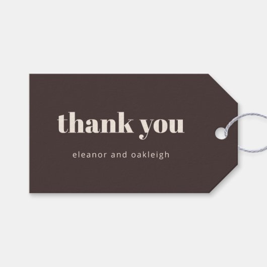 Bold Typography Custom Brown Modern Wedding Cadeaulabel (Voorkant (Horizontaal))