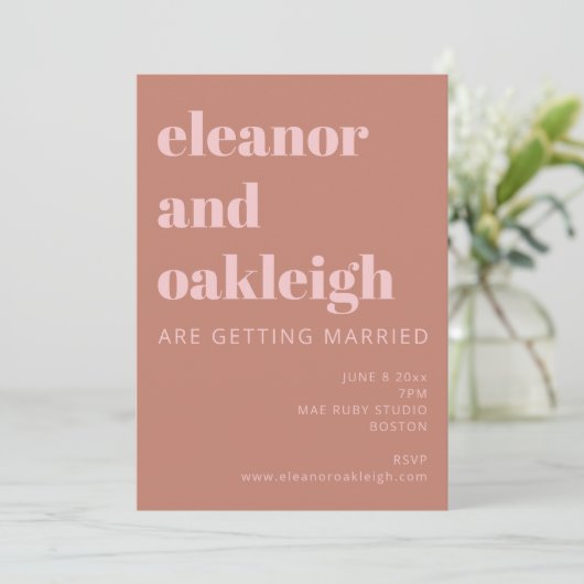 Bold Typography Terracotta Blush Modern Wedding Kaart (Staand voorkant)
