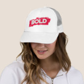 BOLD Typography Trucker Hoed – Rood & Wit Pet (In situ)
