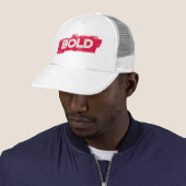 BOLD Typography Trucker Hoed – Rood & Wit Pet (In situ)