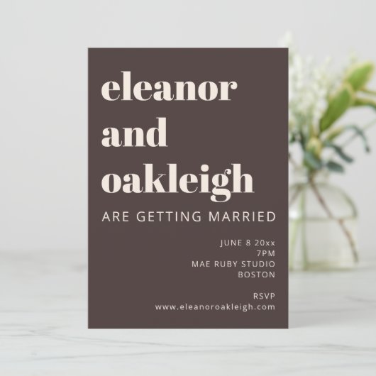 Bold Typography Warm Brown Modern Wedding Kaart (Staand voorkant)