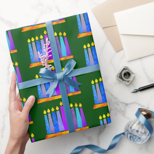 Bold Whimsical Hanukkah Menorah Candles over Groen Cadeaupapier (Geschenken)