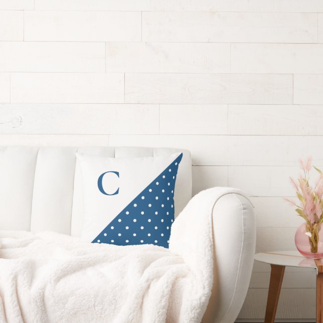 Bold White op Blue Polka Dot Pattern Monogram Kussen (Bank)