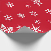 Bold White Snowflakes op Bright Cherry Red Holiday Cadeaupapier (Hoek)