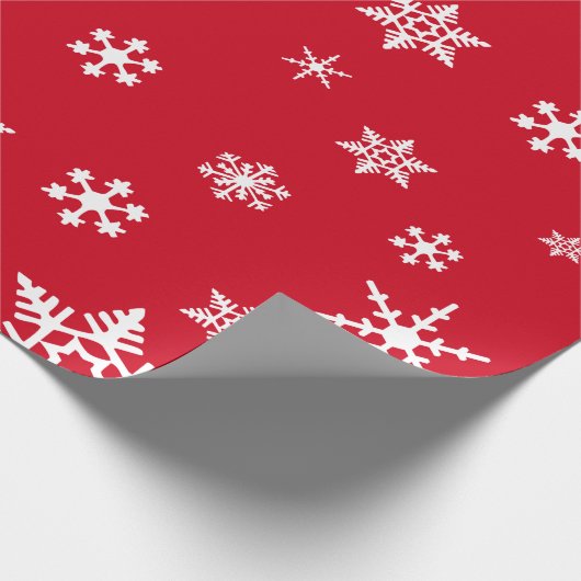 Bold White Snowflakes op Bright Cherry Red Holiday Cadeaupapier (Hoek)