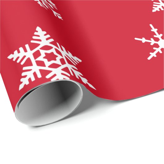 Bold White Snowflakes op Bright Cherry Red Holiday Cadeaupapier (Rol Hoek)