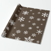 Bold White Snowflakes op Chocolate Brown Holiday Cadeaupapier (Uitgerold)