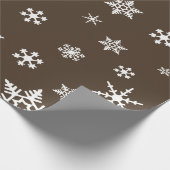 Bold White Snowflakes op Chocolate Brown Holiday Cadeaupapier (Hoek)