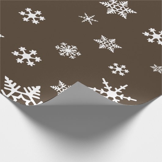 Bold White Snowflakes op Chocolate Brown Holiday Cadeaupapier (Hoek)