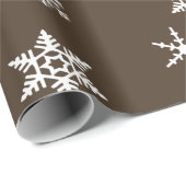 Bold White Snowflakes op Chocolate Brown Holiday Cadeaupapier (Rol Hoek)