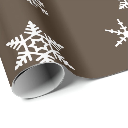 Bold White Snowflakes op Chocolate Brown Holiday Cadeaupapier (Rol Hoek)