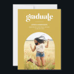 Bold Yellow Afstuderen Trendy Typografie Afstudere Kaart<br><div class="desc">Deze moderne fotokaart van het afstuderen kenmerkt trendy typografie, een arched foto, en een levendig geel en wit kleurenpalet. Aan de voorzijde staat "Afstuderen" in vetgedrukte, moderne letters, met de naam van de afgestudeerde, de school en het afstuderen jaar hieronder. De onderste helft van de kaart kenmerkt een arched foto...</div>