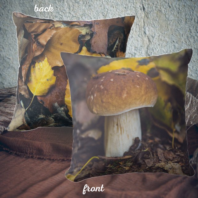 Bolete paddenstoel met gele bladeren kussen (Creator heeft geüpload)