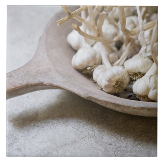 Bollen knoflook in een schaal met aardewerk tegeltje (Voorkant)