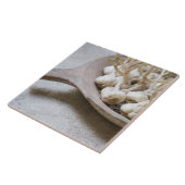 Bollen knoflook in een schaal met aardewerk tegeltje (Zijkant)