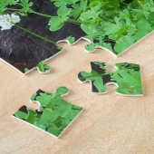 Bombay Kat Liggend in Groene Klaver Puzzel (Zijkant)