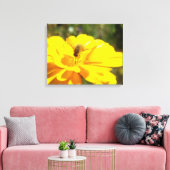 Bombylida bestuivende felgele bloem canvas afdruk (Insitu (Woonkamer))