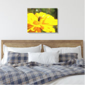 Bombylida bestuivende felgele bloem canvas afdruk (Insitu (Slaapkamer))