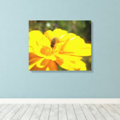 Bombylida bestuivende felgele bloem canvas afdruk (Insitu (Houten vloer))