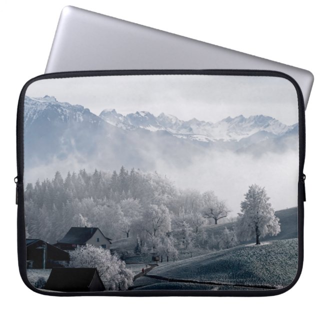 BOMEN BESIDE SNEEUWKOPPELDE MOUNTAIN TIJDENS DAGEN LAPTOP SLEEVE (Voorkant)