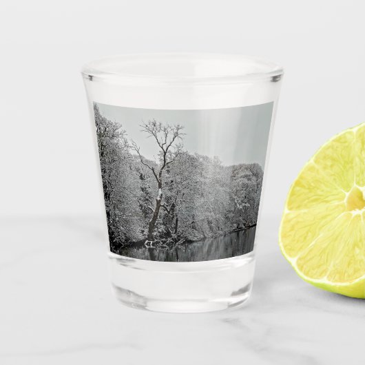 Bomen, bij het water shot glas (Voorkant)