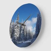 bomen die de winter van het sneeuwlandschap vredig grote klok (Hoek)