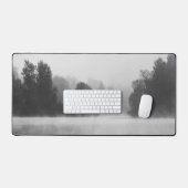 Bomen die verdwijnen in de ochtend mist boven het  bureaumat (Keyboard & Muis)