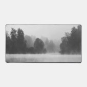 Bomen die verdwijnen in de ochtend mist boven het  bureaumat (Voorkant)