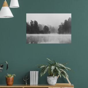 Bomen die verdwijnen in ochtendnevel boven het mee poster