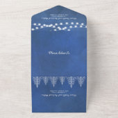 Bomen en licht bevlekte blauwe winterbruiloft alle all in one uitnodiging (Buitenkant)