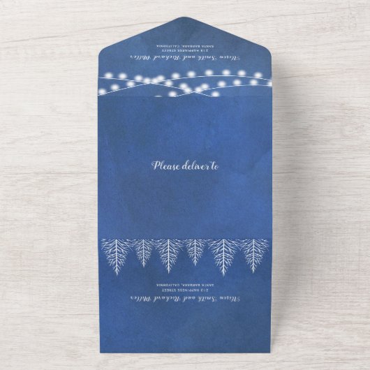 Bomen en licht bevlekte blauwe winterbruiloft alle all in one uitnodiging (Buitenkant)