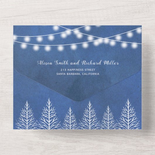 Bomen en licht bevlekte blauwe winterbruiloft alle all in one uitnodiging (Achterkant)