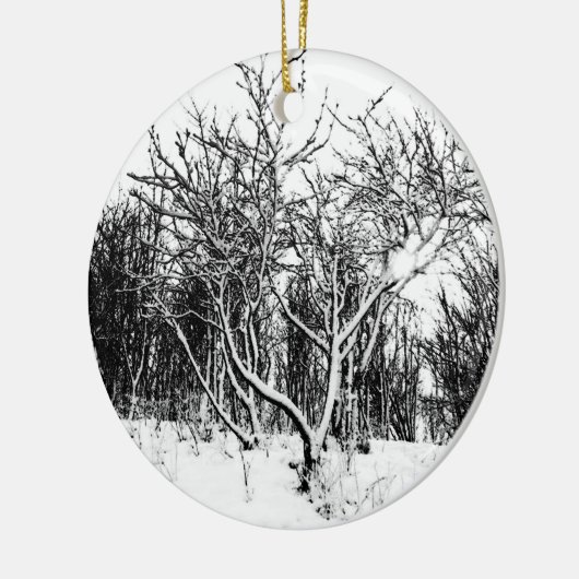 Bomen en sneeuwscène, zwart en wit keramisch ornament (Links)