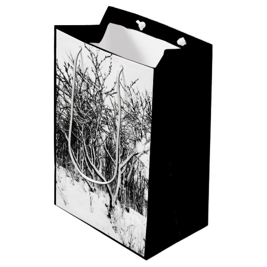 Bomen en sneeuwscène, zwart en wit medium cadeauzakje (Voorkant Gekanteld)
