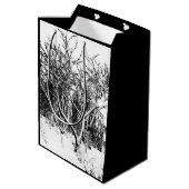 Bomen en sneeuwscène, zwart en wit medium cadeauzakje (Achterkant Gekanteld)