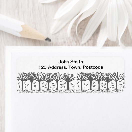 Bomen in de zwarte en witte herfst etiket (Insitu)