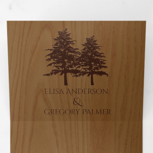 Bomen met gegaufreerde naaldbomen, hout met een ru drieluik uitnodiging (Binnenzijde eerst)