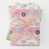 Bomen met kattencaravans en hart gepatterd inpakpapier vel (In situ)