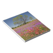 Bomen met mesvrij lente die in wilde bloemen groei notitieblok (Schuin)