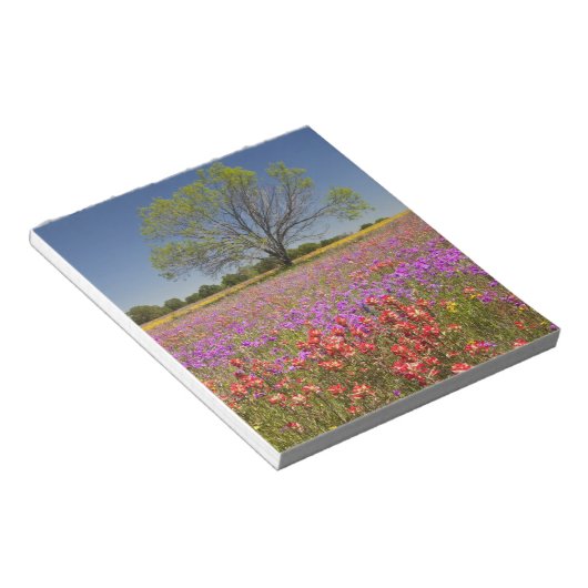 Bomen met mesvrij lente die in wilde bloemen groei notitieblok (Schuin)