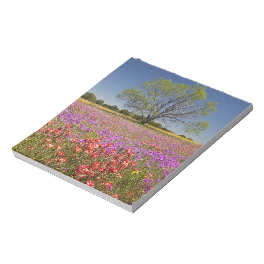 Bomen met mesvrij lente die in wilde bloemen groei notitieblok (Linkerzijde)