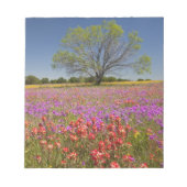 Bomen met mesvrij lente die in wilde bloemen groei notitieblok (Voorkant)