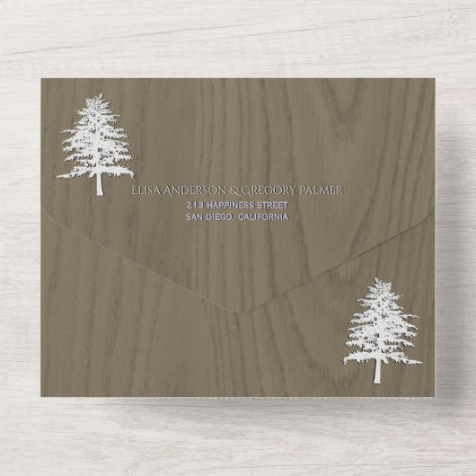 Bomen met witte reliëfbomen op sepiawoudbruiloft all in one uitnodiging (Achterkant)