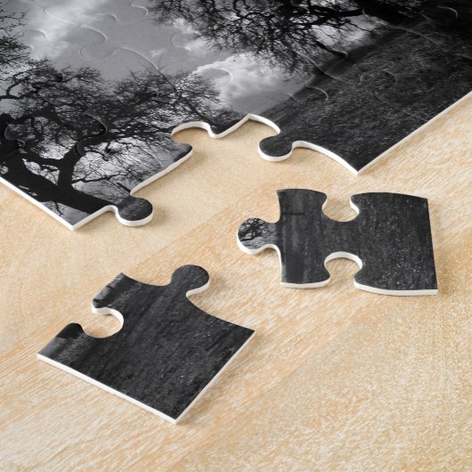 Bomen met zwarte en witte eerie legpuzzel (Zijkant)