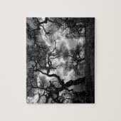 Bomen met zwarte en witte eerie legpuzzel (Verticaal)