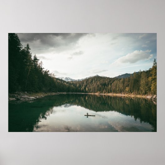 BOMEN NAAR HET WATERLICHAAM TIJDENS DE DAG POSTER (Voorkant)